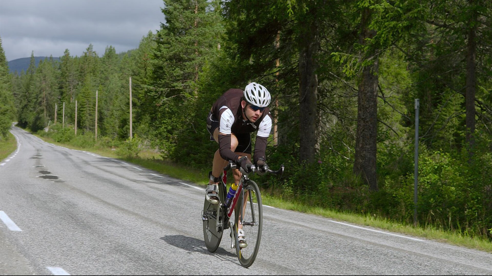 “高新区全民健身馆：短柄墙球赛，让每一击都充满策略与智慧”